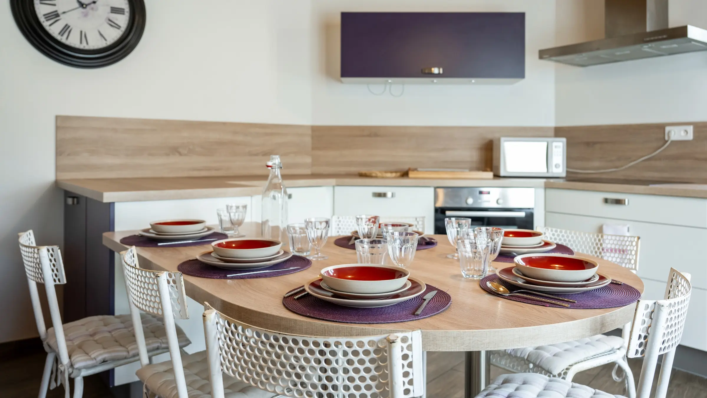 Cuisine équipée et table dressée dans un gîte Argile Ubaye Valley