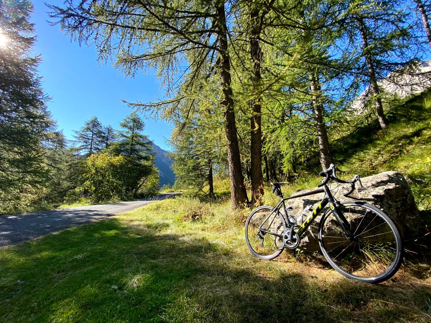 Cycliste sur une route de montagne dans la vallée de l'Ubaye
