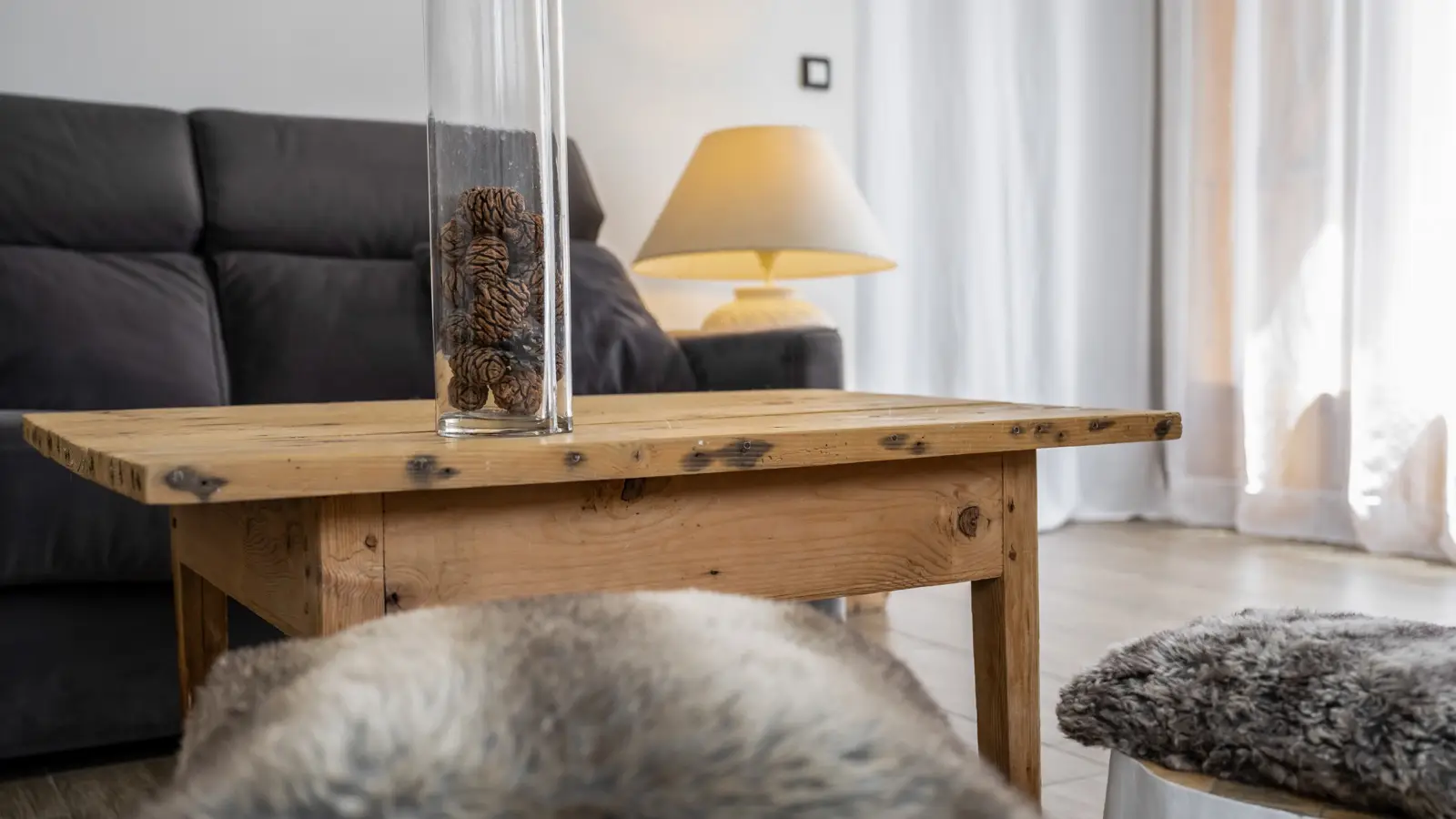 Salon lumineux et détails chaleureux dans le gîte L'Intermède
