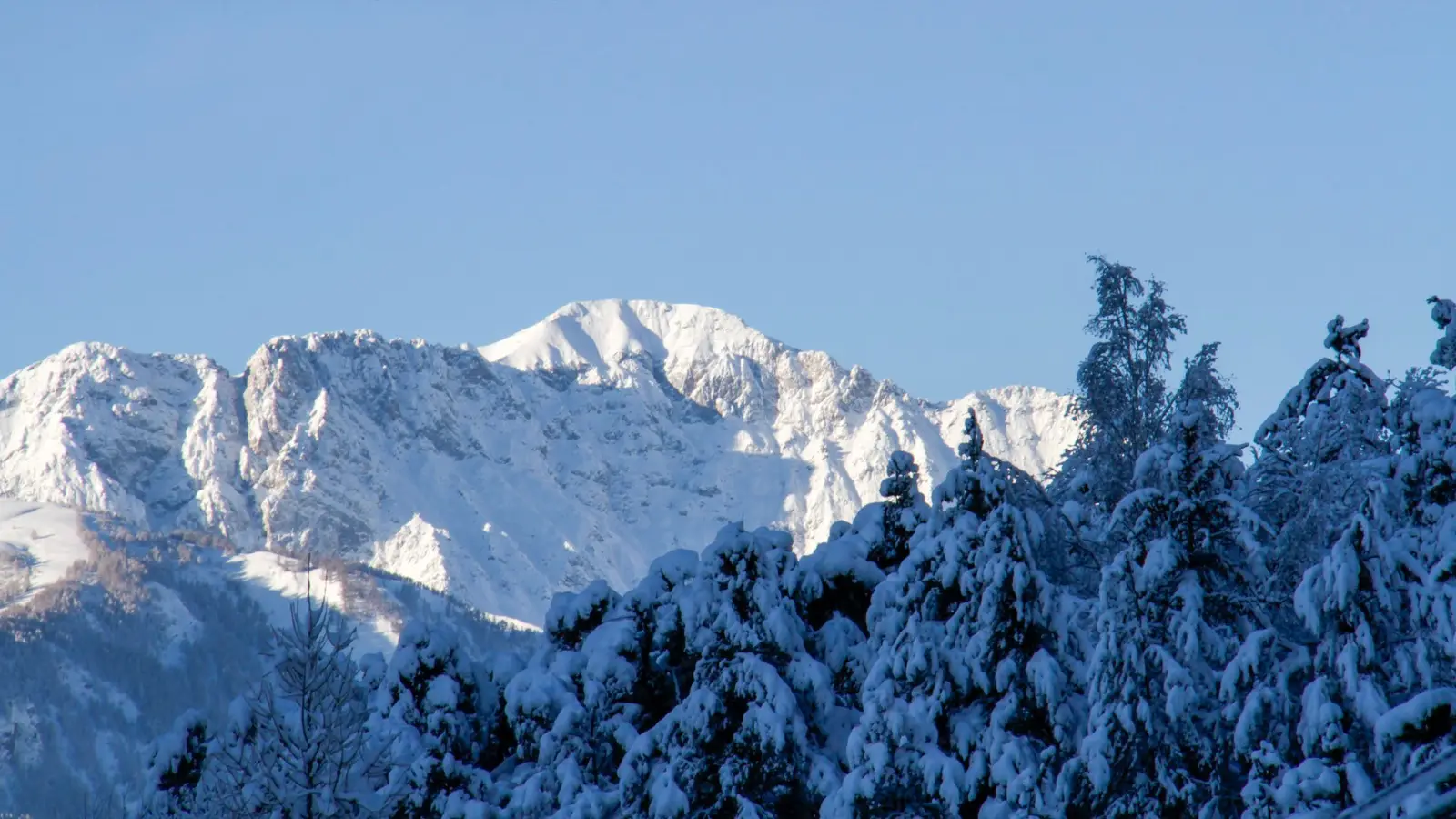 Montagnes enneigées de la vallée de l'Ubaye