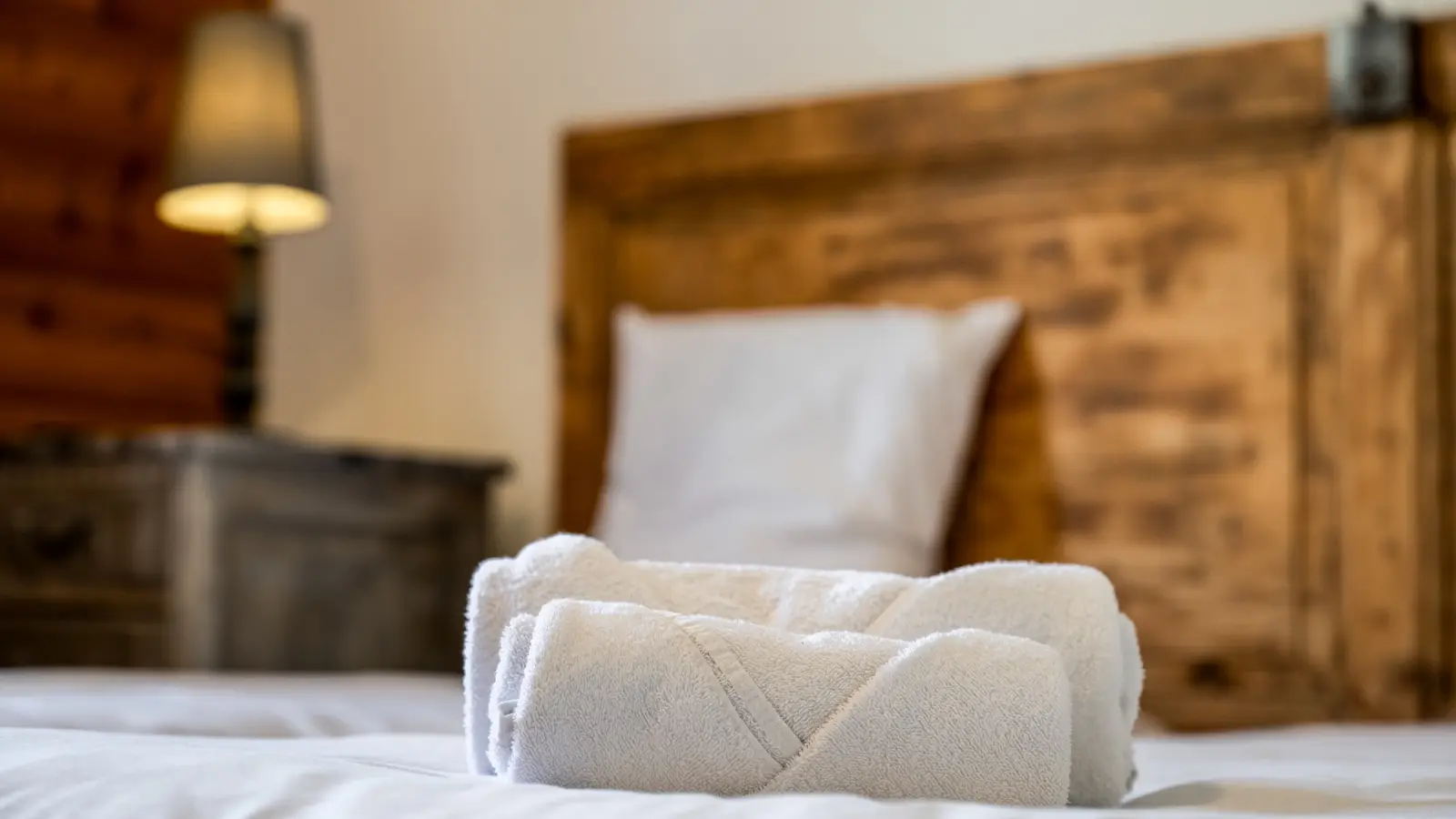 Linge de toilette préparé sur un lit du gîte En toute amitié