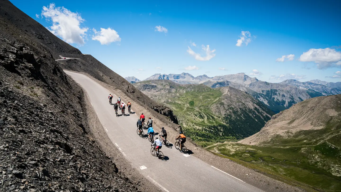 Radfahrer beim Anstieg nahe dem Col de la Bonette im Ubaye-Tal