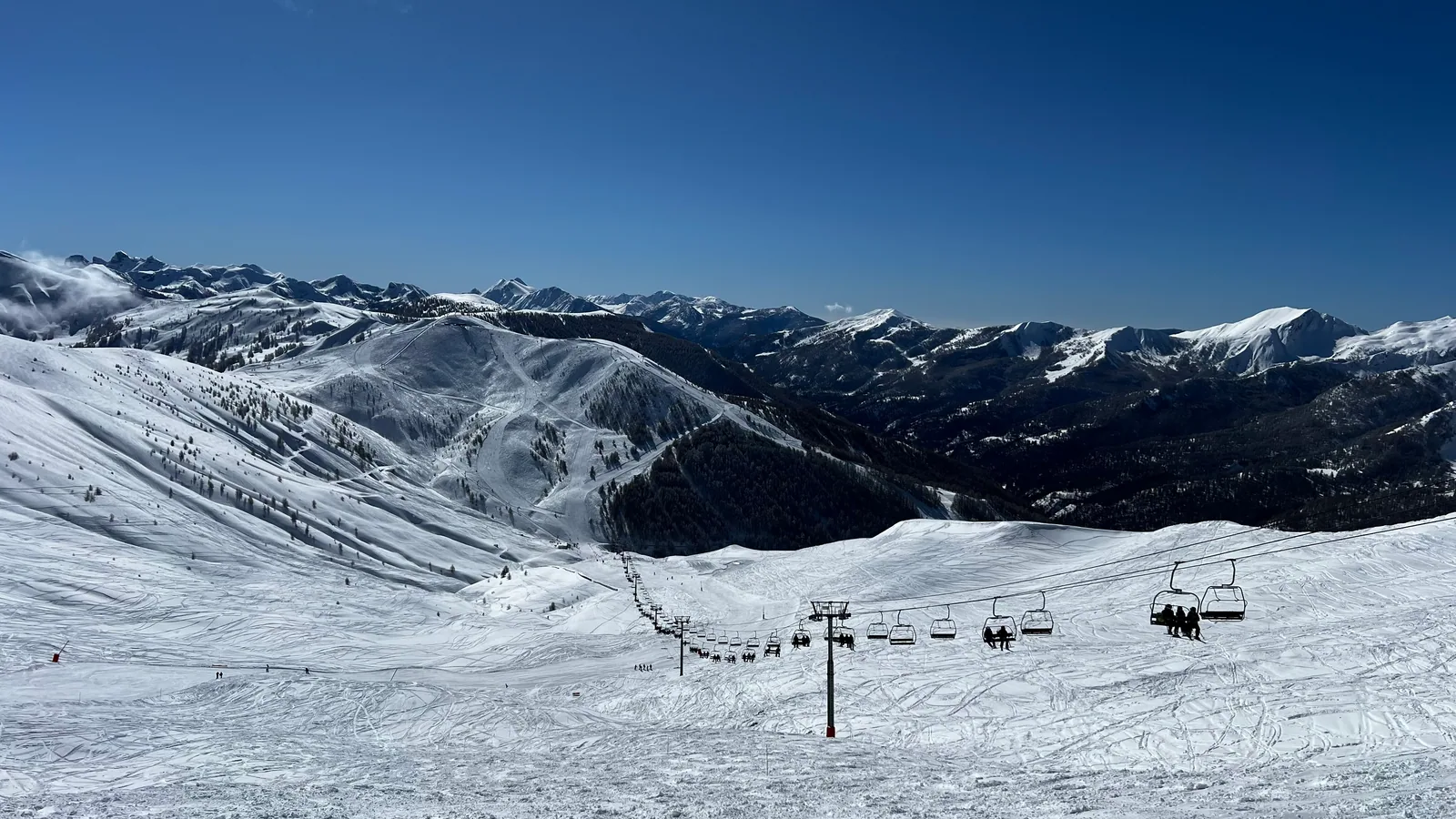Pistes et remontées mécaniques dans un domaine skiable alpin
