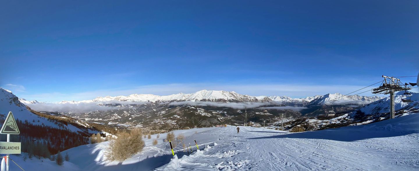 Panorama des pistes enneigées du Sauze et des montagnes de l’Ubaye